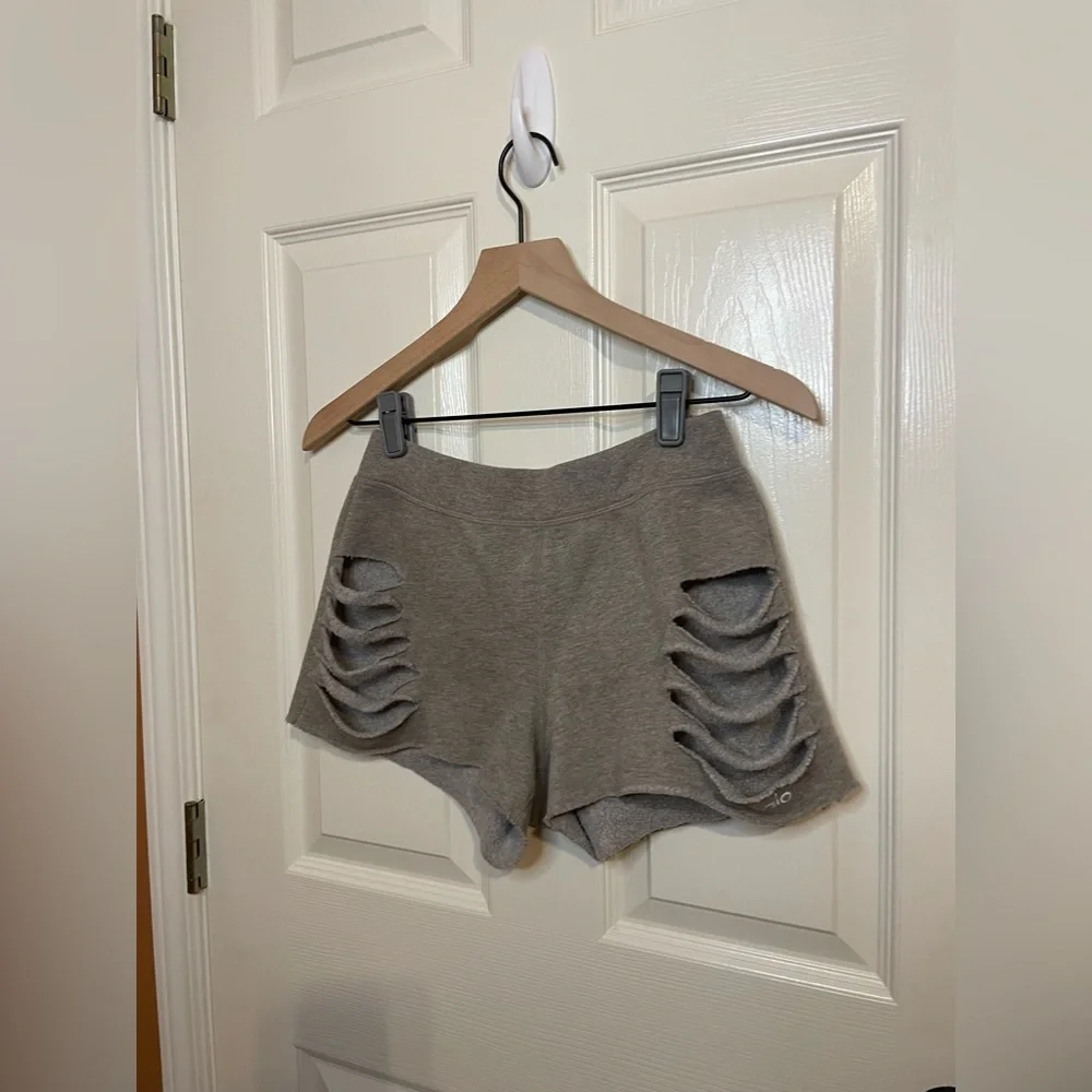 Alo Yoga Gray Distressed Sweat Shorts Athleisure Luxe Size XS